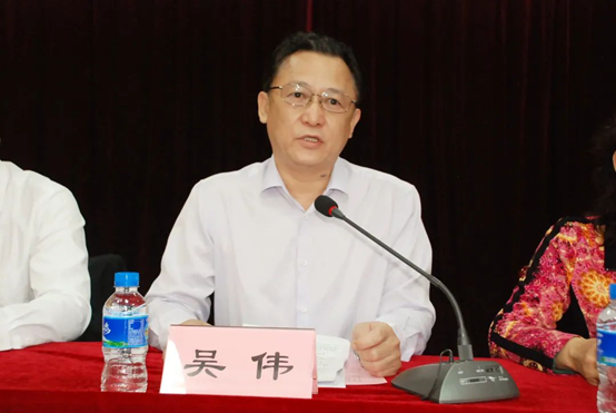 景洪市卫健局副局长罗小勇,景洪市第一人民医院常务副院长吴伟,副院长